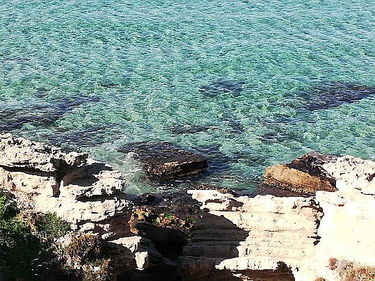 Scogliera spiaggia Maragnani