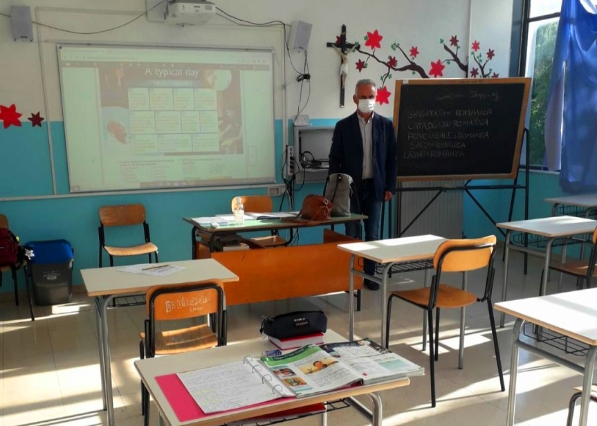 La Provincia Di Frosinone Consegna 300 Banchi Monoposto Al Convitto Regina Margherita Di Anagni Provincia Di Frosinone