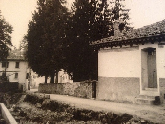 7 -Lato ovest casa Piccinini, maggio 1957, lavori allargamento via oggi Via Piccinini, della famiglia Ligato, Pradalunga