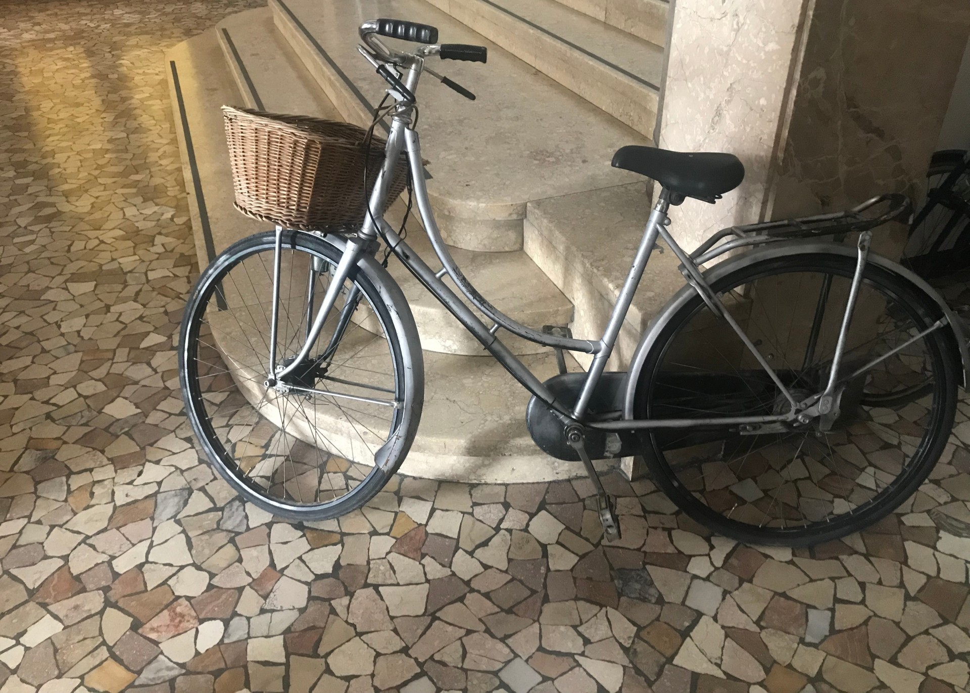 BICICLETTA DA DONNA DI COLORE ARGENTO | Città di Viadana